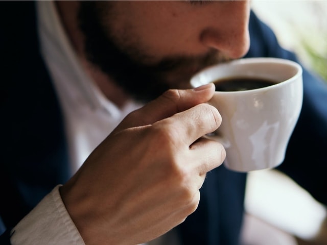 ada penjelasan secara sains kenapa kopi bisa bantu diri lo tetap fokus dan jaga produktivitas lo tetap baik. 